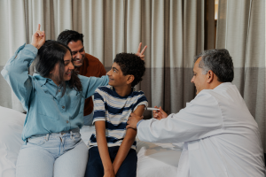 Apa yang Harus Dilakukan Setelah Anak Imunisasi? Panduan Perawatan di Rumah
